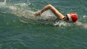 زن جوان و دریا (Young Woman and the Sea)