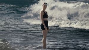 زن جوان و دریا (Young Woman and the Sea)